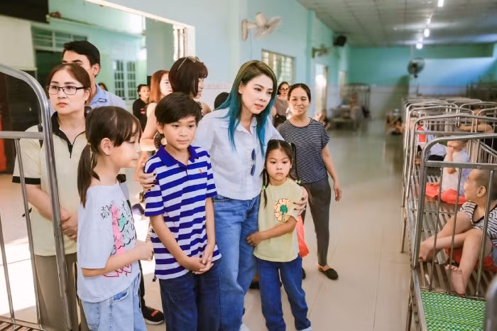 Thanh Thảo và các con xuất hiện trong chuyến thăm thiện nguyện của "anh Ba" Ngọc Sơn