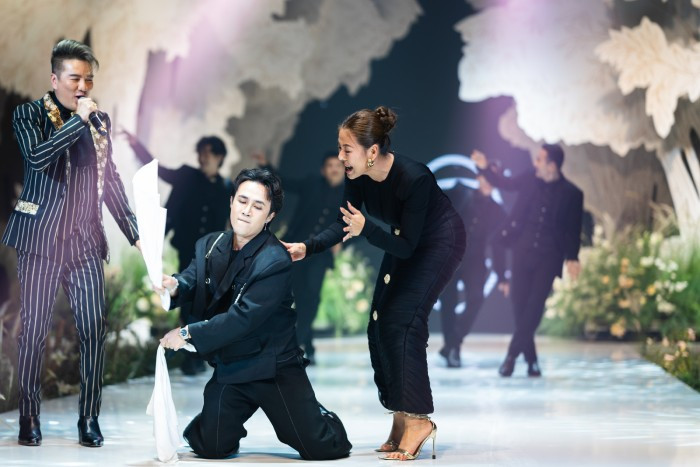 Mr Đàm còn lên sân khấu hát tặng cô dâu chú rể và toàn thể khách mời