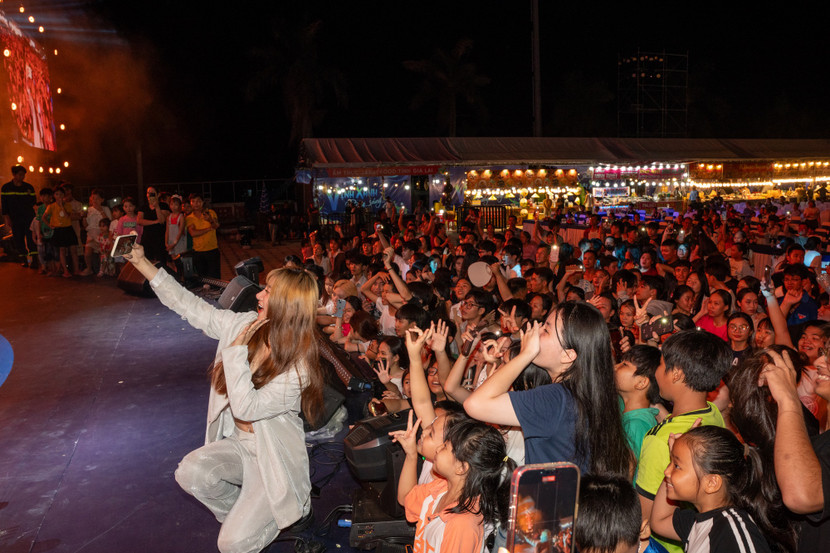 Hoa hậu Ngọc Diễm - Đại sứ của Lễ hội Tôn hùm Cam Ranh chụp ảnh kỷ niệm cùng khán giả