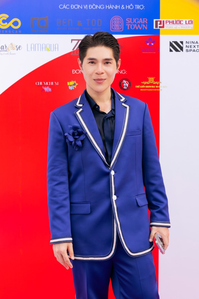 Đạo diễn Hưng Phúc chia sẻ: “Tôi cảm nhận mình được quá nhiều người yêu thương, từ ekip đến các người mẫu, nên tôi phải luôn cố gắng hết sức. Nhiều người nhắn với tôi rằng show quá hoành tráng và mãn nhãn, khiến tôi vô cùng hạnh phúc”