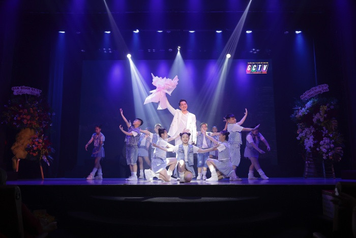 Ca sĩ Nguyễn Phi Hùng trong phần trình diễn của mình