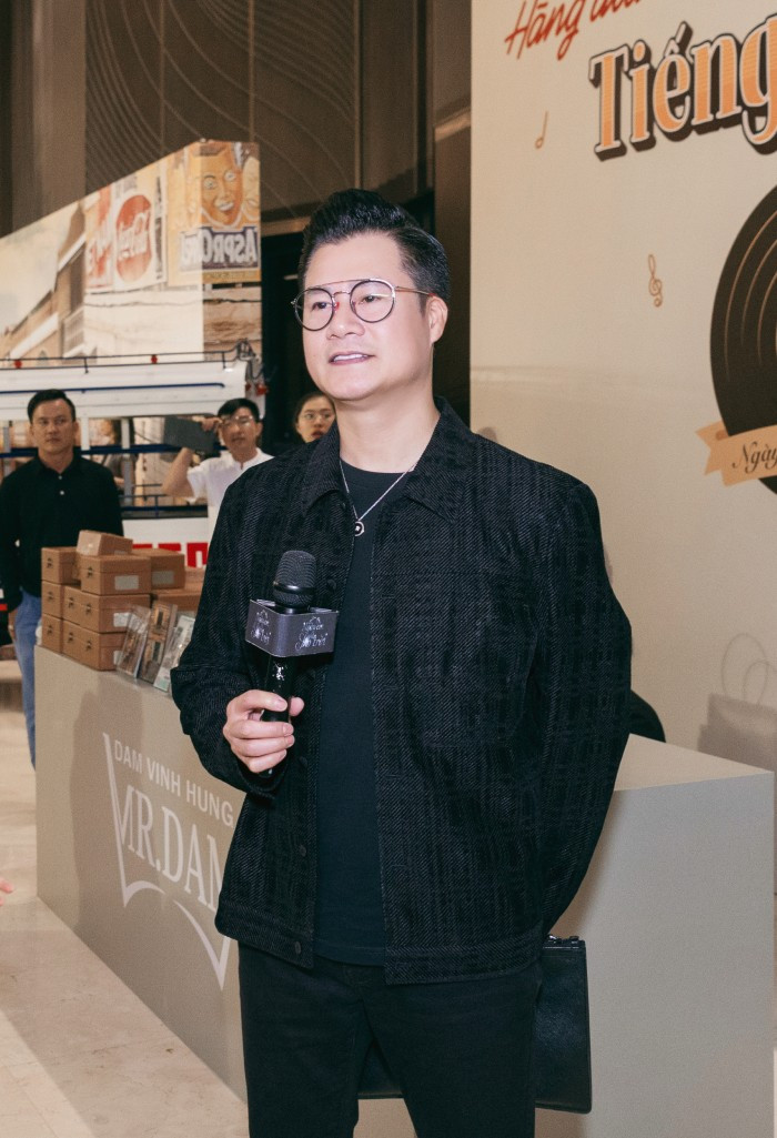 Ca sĩ Quang Dũng tranh thủ trả lời phỏng vấn và gửi lời chúc đến Mr Đàm