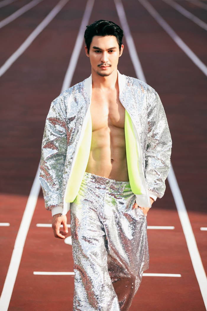 Điểm nhấn khác trong màn giới thiệu bộ sưu tập này là sự xuất hiện cùng lúc của top 3 Nam vương Siêu quốc gia Thái Lan 2023. Trong ảnh là Bomb - Á vương 2 Thái Lan