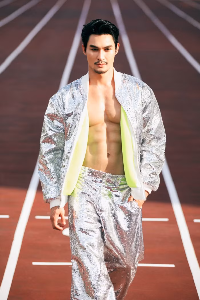 Điểm nhấn khác trong màn giới thiệu bộ sưu tập này là sự xuất hiện cùng lúc của top 3 Nam vương Siêu quốc gia Thái Lan 2023. Trong ảnh là Bomb - Á vương 2 Thái Lan