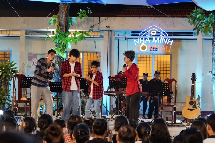 Vợ chồng Lâm Vỹ Dạ, Hứa Minh Đạt và hai cậu con trai trong phần biểu diễn của mình