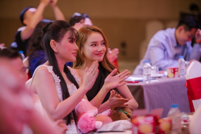 Nhã Phương và Thu Thuỷ sẽ có sự đồng hành cùng gia đình Hứa Minh Đạt - Lâm Vỹ Dạ Nhã Phương và Thu Thuỷ sẽ có sự đồng hành cùng gia đình Hứa Minh Đạt - Lâm Vỹ Dạ