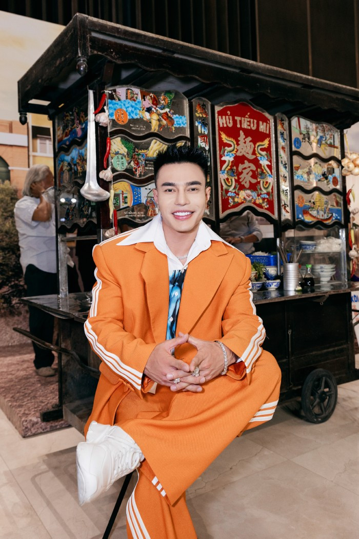 Lê Duơng Bảo Lâm thích thú trước không gian mang phong cách Sài Gòn xưa ngoài sảnh