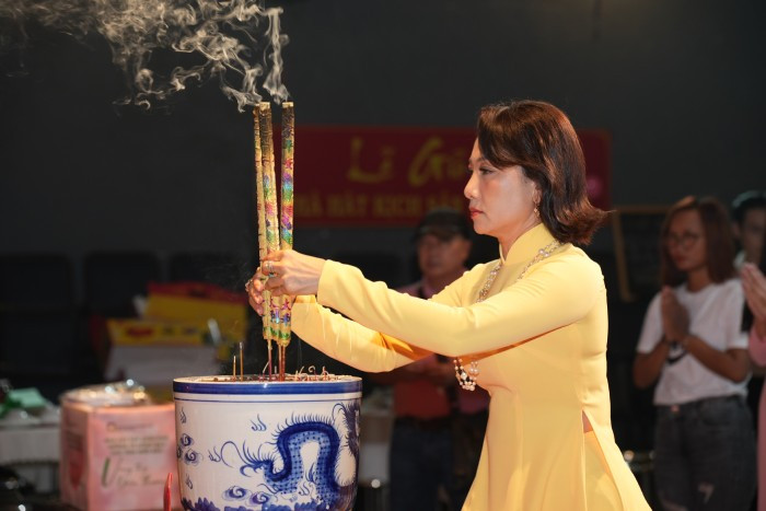 NSND Mỹ Uyên thành kính dâng hương Tổ nghiệp