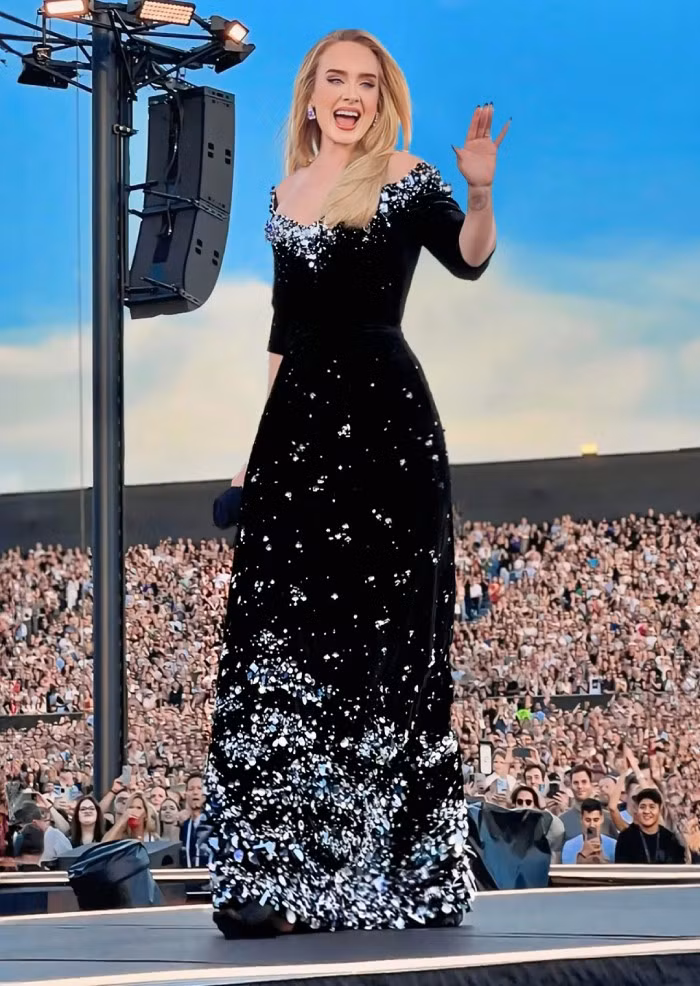 Hình ảnh Adele lộng lẫy trong đêm diễn thứ 3 thuộc chuỗi siêu concert “Adele In Munich”. Đây hiện là concert hot nhất toàn cầu thời điểm hiện tại, được tổ chức tại sân vận động diện tích lên đến 4.000 mét vuông