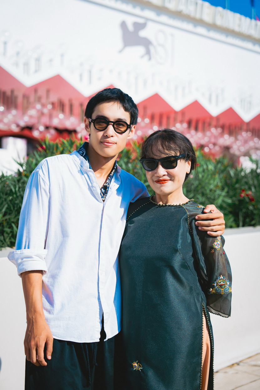 Diễn viên Tú Oanh tiếp tục diện áo dài truyền thống và khoe vẻ rạng rỡ bên con trai thứ