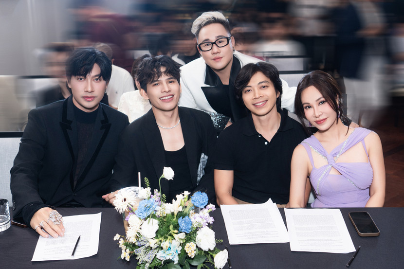 Uyên Linh bên các đồng nghiệp thân thiết tại sự kiện Uyên Linh bên các đồng nghiệp thân thiết tại sự kiện