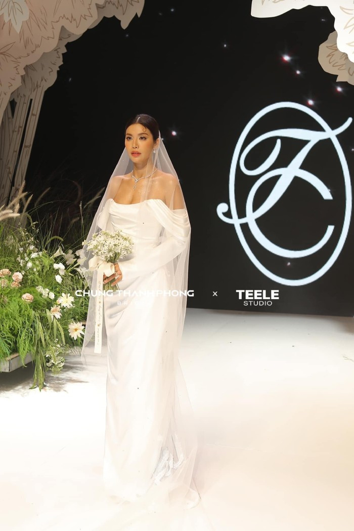 Minh Tú rạng rỡ trong trang phục váy cưới của NTK Chung Thanh Phong tiến vào tiệc cưới