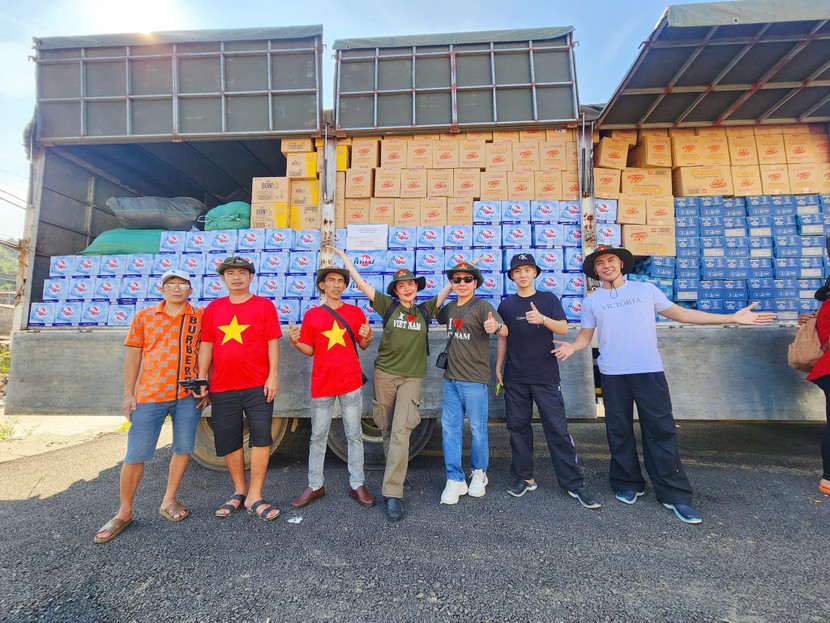 Vợ chồng NSUT Vũ Luân cùng ê kíp Vợ chồng NSUT Vũ Luân cùng ê kíp