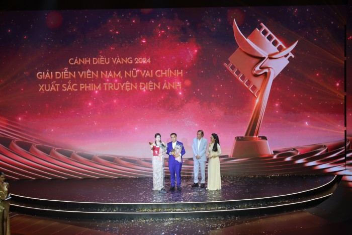 Nghệ sĩ Quyền Linh và diễn viên Phương Anh Đào nhận giải Cánh diều Vàng ở hạng mục "Nam/Nữ diễn viên chính xuất sắc"