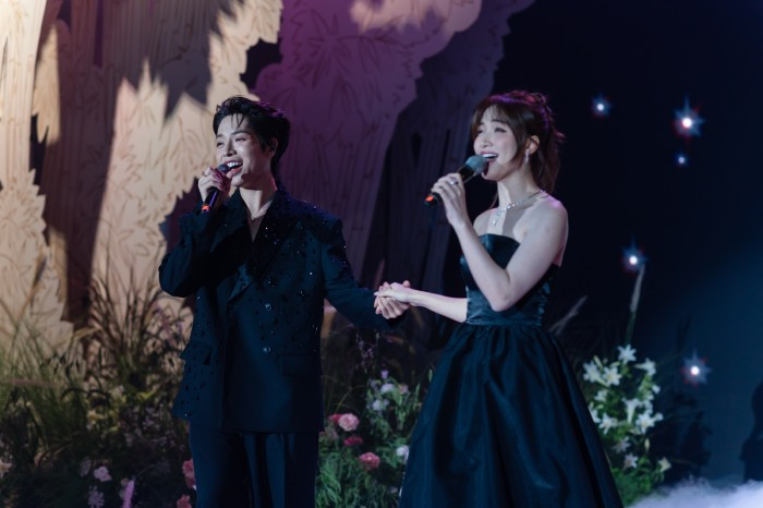 Đức Phúc và Hoà Minzy nắm tay nhau lên sân khấu hát mừng hạnh phúc Minh Tú với ca khúc &quot;I do&quot;