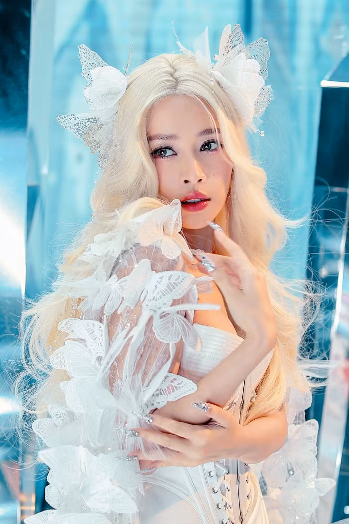 Để thêm phần lộng lẫy, choáng ngợp, cô khoác thêm chiếc áo choàng đính bằng tay hàng trăm cánh bướm