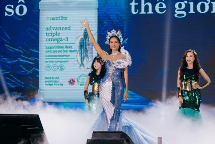 Sự xuất hiện của H’Hen Niê tạo sự bất ngờ cho khán giả bởi trước đó cô còn đăng tải video, hình ảnh lên rẫy ở quê nhà thì buổi tối đã có mặt tại TP.HCM trong sự kiện