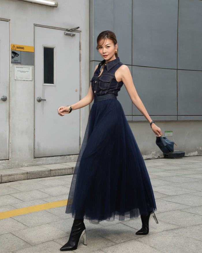 Siêu mẫu thực hiện loạt ảnh street style với nhiếp ảnh Nguyễn Du. Tuy chỉ “chụp vội”, loạt ảnh trông không khác gì bộ ảnh thời trang