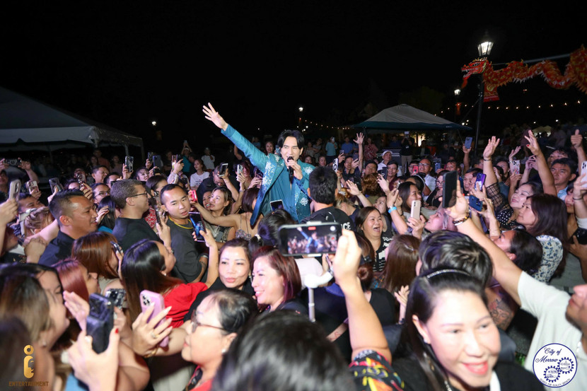 Rất đông khán giả đã ủng hộ lời kêu gọi của Đan Trường để hướng về người dân vùng bão lũ