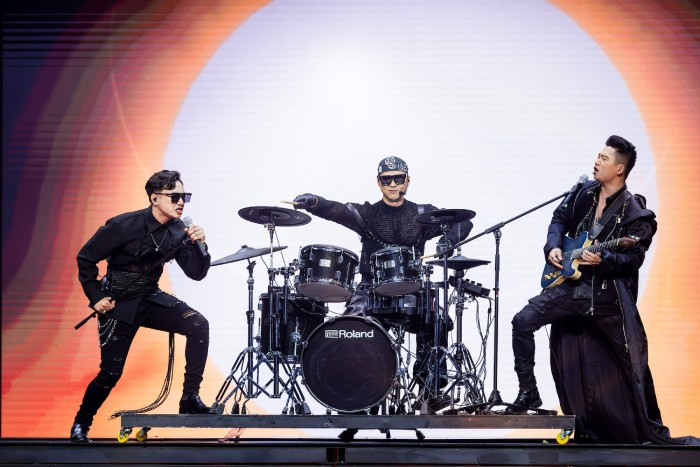 Nhóm "Anh tài sục sôi" trong phần trình diễn nhóm của mình Nhóm "Anh tài sục sôi" trong phần trình diễn nhóm của mình