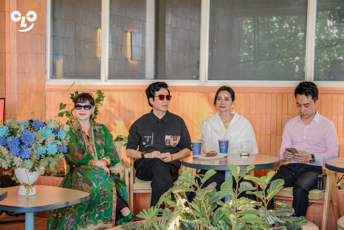 Ca sĩ Trịnh Vĩnh Trinh (áo xanh) sẽ là người biên tập âm nhạc cho đêm nhạc "Khúc ca hoà bình" Ca sĩ Trịnh Vĩnh Trinh (áo xanh) sẽ là người biên tập âm nhạc cho đêm nhạc "Khúc ca hoà bình"