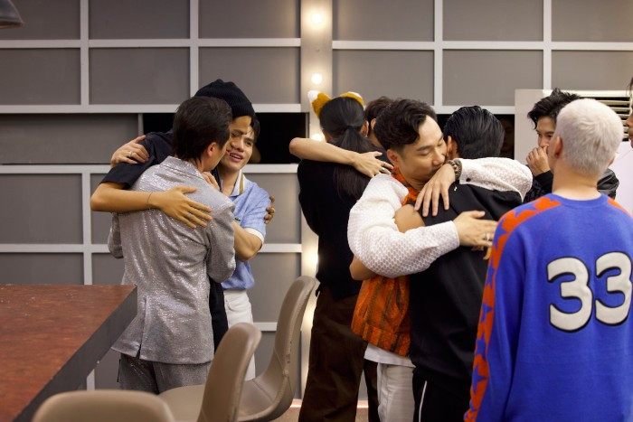 MC Thành Trung xúc động chia tay các "anh tài" khi dừng cuộc chơi MC Thành Trung xúc động chia tay các "anh tài" khi dừng cuộc chơi