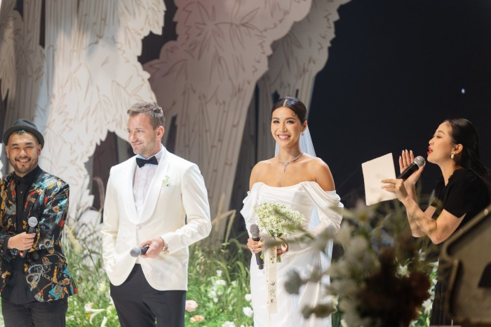 Minh Tú đã hoạt động trong giới người mẫu đã hơn 10 năm nên khá nhiều người bạn thân trong giới người mẫu, nghệ sĩ và các lĩnh vực khác đã đến dự và chúc phúc cho hai vợ chồng