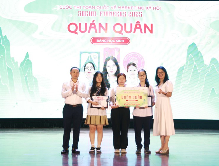 Ban tổ chức trao giải Quán quân cho đội Flying Cow Bảng học sinh