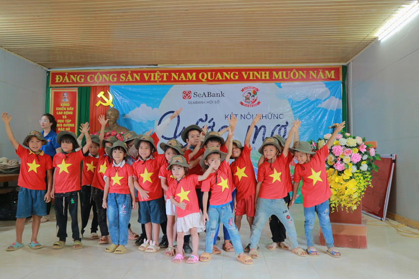 “SeABankers Vì trẻ thơ 2023” trao tặng 2.000 phần quà cho các học sinh khó khăn “SeABankers Vì trẻ thơ 2023” trao tặng 2.000 phần quà cho các học sinh khó khăn