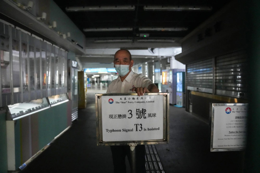 Một tấm biển tại bến tàu Star Ferry ở Tsim Sha Tsui, Hồng Kông cho biết tín hiệu cảnh báo bão số 3