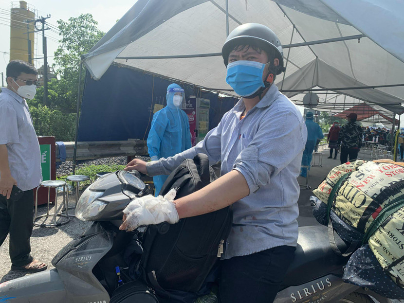 Hành trình trở về quê sau hàng nghìn km của người dân với bao khó khăn, vất vả, nhọc nhằn. Tuy nhiên, ở mỗi chặng đường, họ đều được CSGT cũng như các lực lượng khác và nhân dân các nơi giúp đỡ