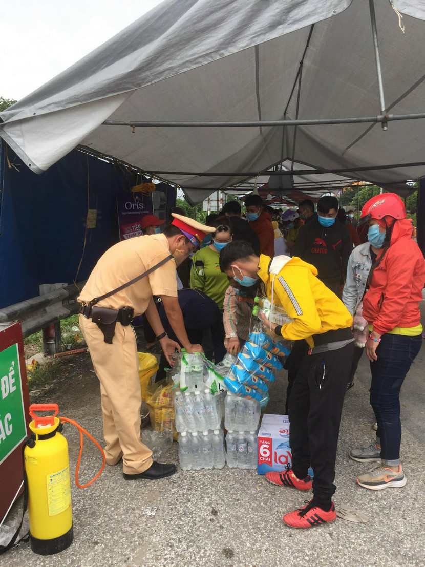 Ngoài lương thực, thực phẩm, xăng dầu, lều lán được tăng cường dựng thêm, đảm bảo an toàn, tránh mưa nắng cho người dân trong quá trình chờ xét nghiệm, làm thủ tục khai báo y tế, đón dẫn...