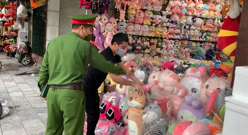 Lực lượng Công an phường tăng cường nhắc nhở người dân chấp hành nghiêm những quy định đảm bảo an toàn giao thông, phòng, chống dịch Lực lượng Công an phường tăng cường nhắc nhở người dân chấp hành nghiêm những quy định đảm bảo an toàn giao thông, phòng, chống dịch