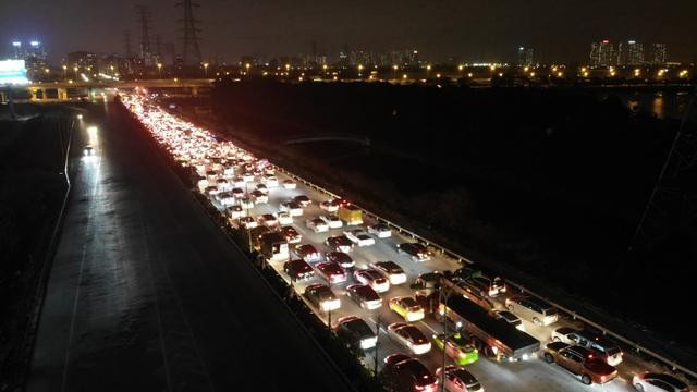 Ùn tắc trên đường vành đai 3 trên cao khi nhiều vụ TNGT liên hoàn xảy ra