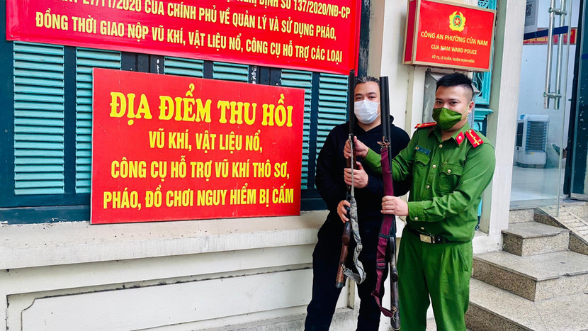 Người dân mang súng săn đến giao nộp cơ quan Công an