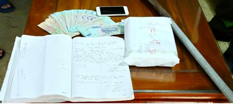 Sổ sách, tài liệu các ổ nhóm cho vay theo kiểu tín dụng đen... bị cơ quan Công an phát hiện, thu giữ Sổ sách, tài liệu các ổ nhóm cho vay theo kiểu tín dụng đen... bị cơ quan Công an phát hiện, thu giữ