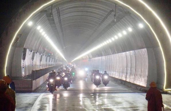 CSGT Đà Nẵng đón, dẫn hàng nghìn lượt người dân qua hầm Hải Vân ngược trở ra các tỉnh phía Bắc