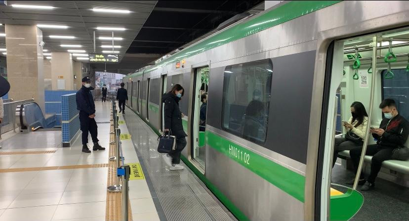 Hành khách đi tàu thuận tiện