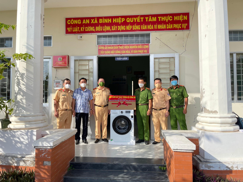 Đồng chí Cục trưởng Cục Cảnh sát giao thông tặng quà lực lượng công an xã Đồng chí Cục trưởng Cục Cảnh sát giao thông tặng quà lực lượng công an xã