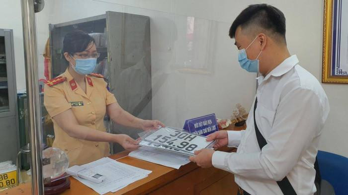 Cảnh sát giao thông phục vụ nhân dân và khuyến cáo người dân nên đăng ký xe trực tuyến
