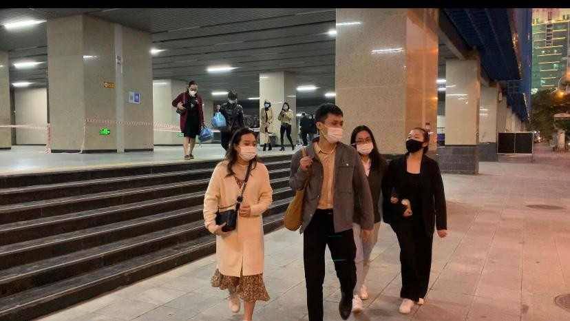 Nhân viên văn phòng, người dân háo hức đi lại bằng tàu điện sau giờ làm việc và cảm thấy yên tâm