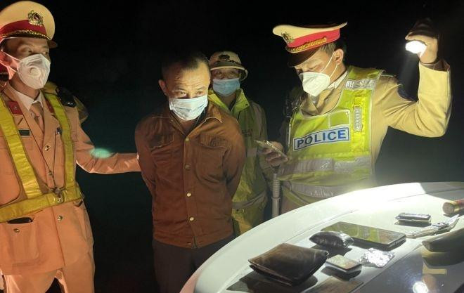 Cảnh sát giao thông bắt giữ đối tượng vận chuyển ma túy, thu tang vật có liên quan Cảnh sát giao thông bắt giữ đối tượng vận chuyển ma túy, thu tang vật có liên quan