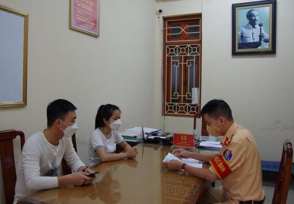 Cảnh sát giao thông hỗ trợ người dân các thủ tục trình báo, nhận lại tài sản bị mất trộm Cảnh sát giao thông hỗ trợ người dân các thủ tục trình báo, nhận lại tài sản bị mất trộm