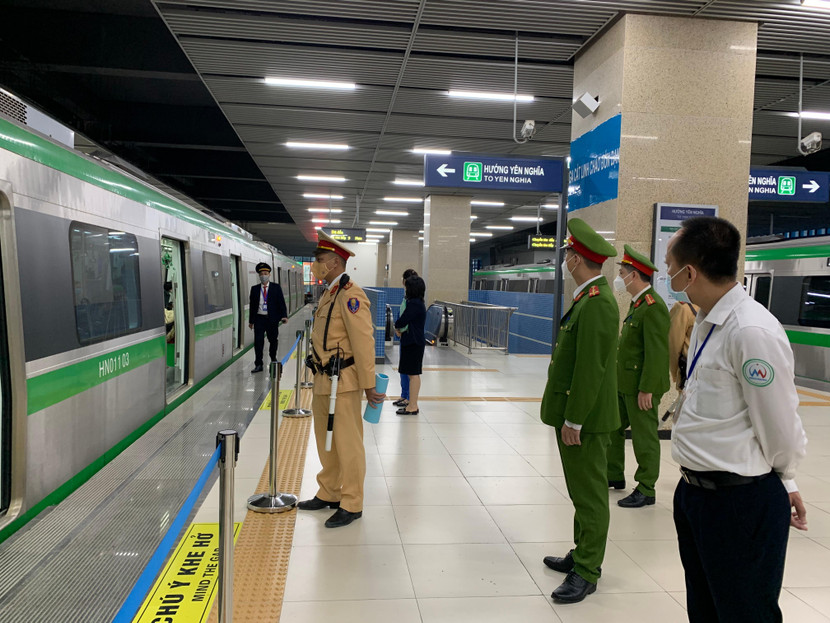 Các chuyến tàu dừng đón khách và xuất phát đều có lực lượng chức năng kiểm tra và đảm bảo an toàn