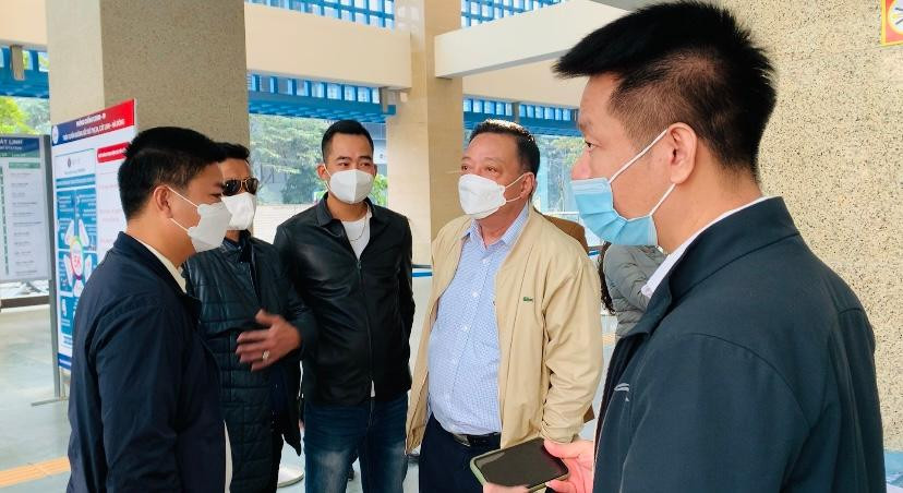 Đại tá Dương Đức Hải, Trưởng Phòng Cảnh sát giao thông, CATP Hà Nội (ngoài cùng bên trái) và các đơn vị tham gia khảo sát, đánh giá toàn diện công tác đảm bảo ATGT, ANTT liên quan đến đường sắt Cát Linh - Hà Đông