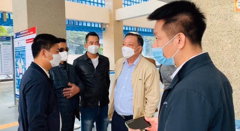 Đại tá Dương Đức Hải, Trưởng Phòng Cảnh sát giao thông, CATP Hà Nội (ngoài cùng bên trái) và các đơn vị tham gia khảo sát, đánh giá toàn diện công tác đảm bảo ATGT, ANTT liên quan đến đường sắt Cát Linh - Hà Đông Đại tá Dương Đức Hải, Trưởng Phòng Cảnh sát giao thông, CATP Hà Nội (ngoài cùng bên trái) và các đơn vị tham gia khảo sát, đánh giá toàn diện công tác đảm bảo ATGT, ANTT liên quan đến đường sắt Cát Linh - Hà Đông