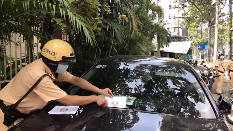 Cảnh sát giao thông phạt nguội lái xe vi phạm