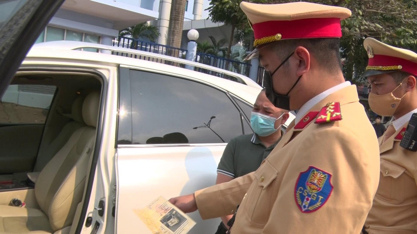 CSGT kiểm tra phát hiện xe ô tô có dấu hiệu nhập lậu