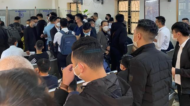 Người dân đến các điểm đăng ký xe đông trong 2 ngày qua