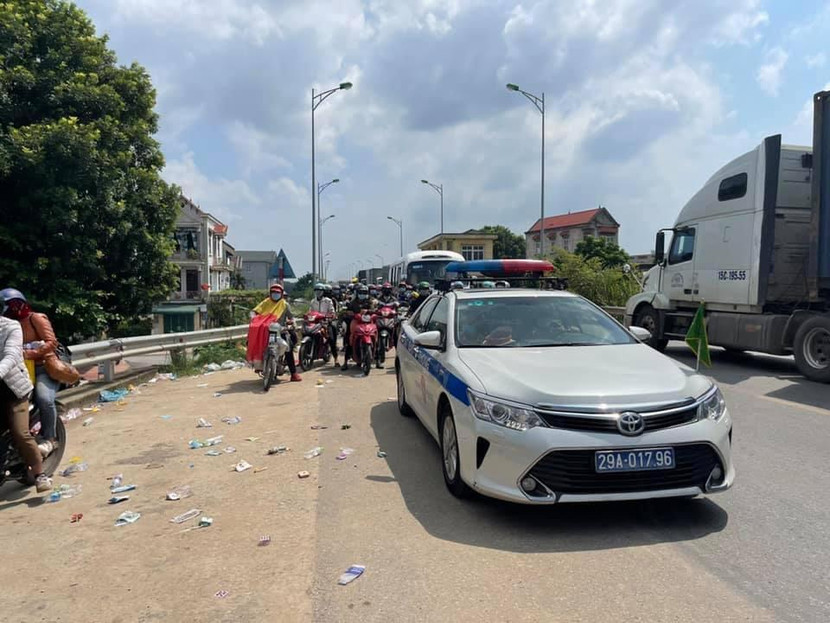 Những kíp dẫn đưa người dân đi qua địa bàn Hà Nội để trở về quê an toàn